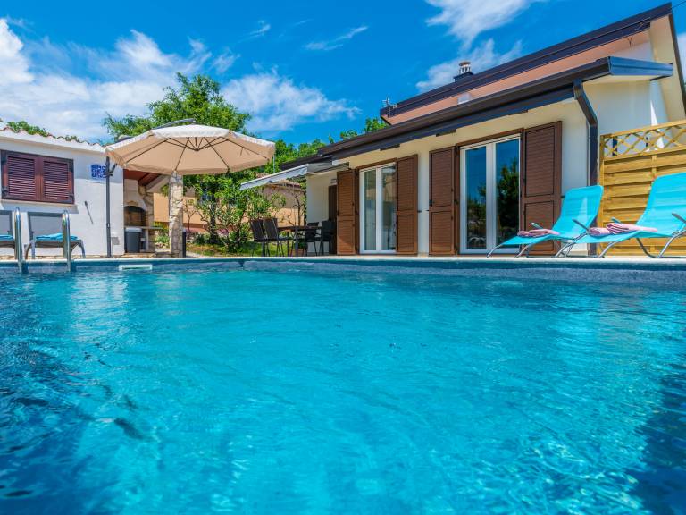 Rental with terrace, garden & pool | Pool view in Labin