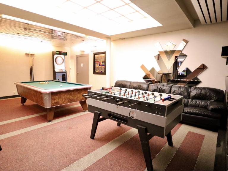 House with swimming pool, hot tub, games — photo 4