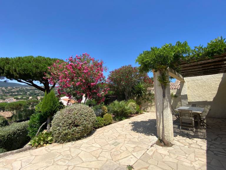 Fully equipped beautiful vacation home with pool, yard & barbecue | Pets allowed — photo 5