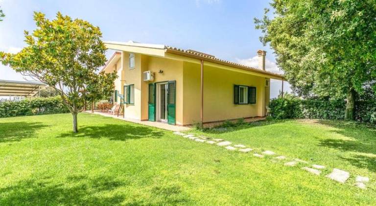 Villa with pool & hot tub | Pet-friendly — photo 5