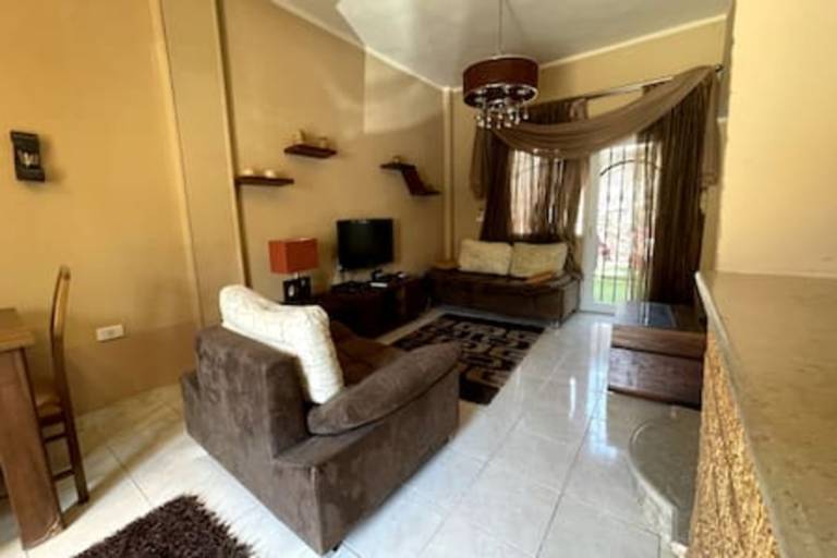 98 · 2BR Townhouse with back yard