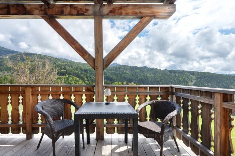 Apartment 'Huanzhof Ferienwohnung Lerch' with Mountain View, Private Terrace and Wi-Fi in Bolzano