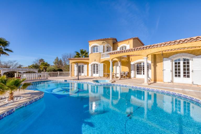 Apartment 'La Madrague St Vincent Apt A' with Shared Pool, Wi-Fi and Air Conditioning in Agde