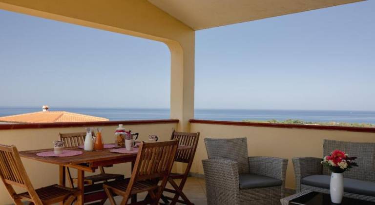 House with grill, terrace & yard in Budoni