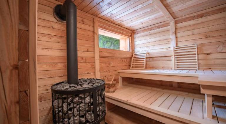 House with hot tub — photo 4