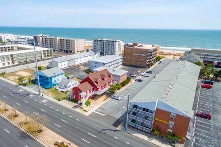 Modern 2BR Ocean Block Apt Walk to the Beach — photo 3