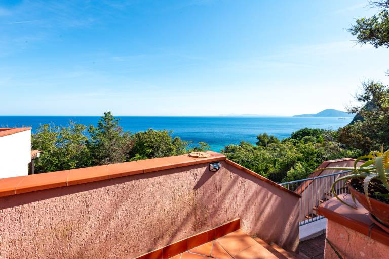 Holiday Home 'Trilocale Maestrale Beach' with Sea View, Terrace and Air Conditioning in Portoferraio