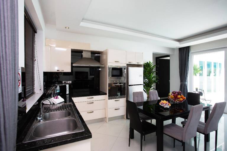 Villa with terrace, pool & barbeque | Good for workation | Pets allowed — photo 3