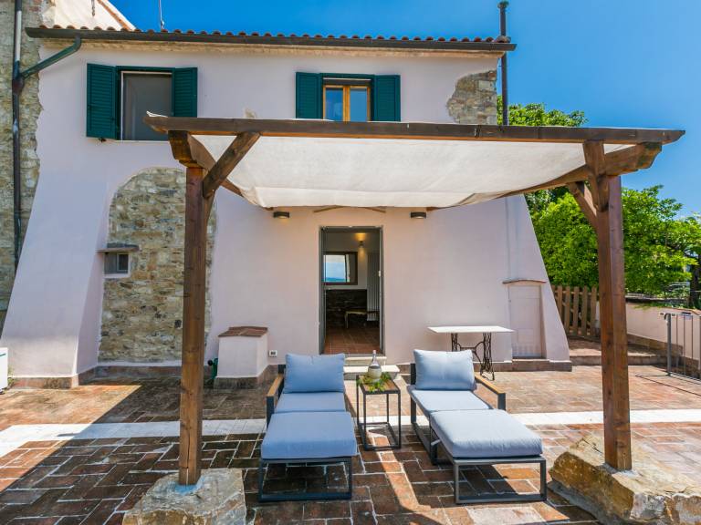 Vacation home with terrace & yard | Nature view — photo 4