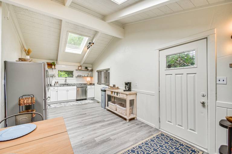 Pet-Friendly Buxton Home w/ Balcony, 2 Mi to Beach — photo 4