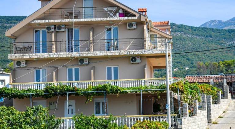 Apartment with grill, yard & terrace in Tivat