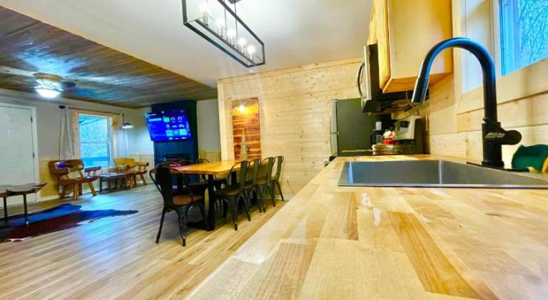 Lovely vacation home with hot tub | Pets are welcome — photo 4