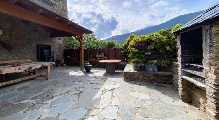Vacation home with pool, patio & BBQ | Dogs allowed in Lleida