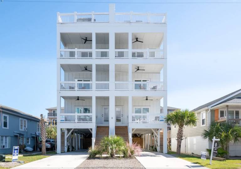 Children-friendly vacation home with garden, barbeque & hot tub | Sea view | Next to the beach | Pets allowed in Carolina Beach, NC