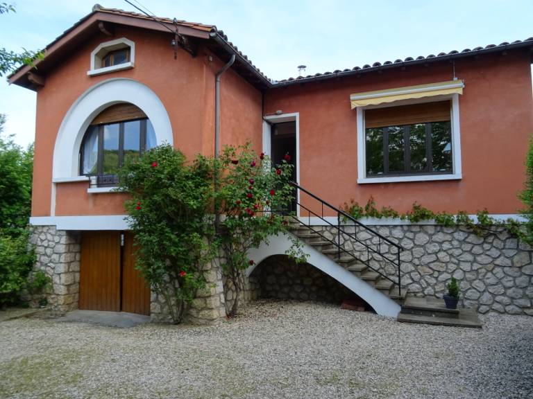 Gite with barbecue & garden in Foix