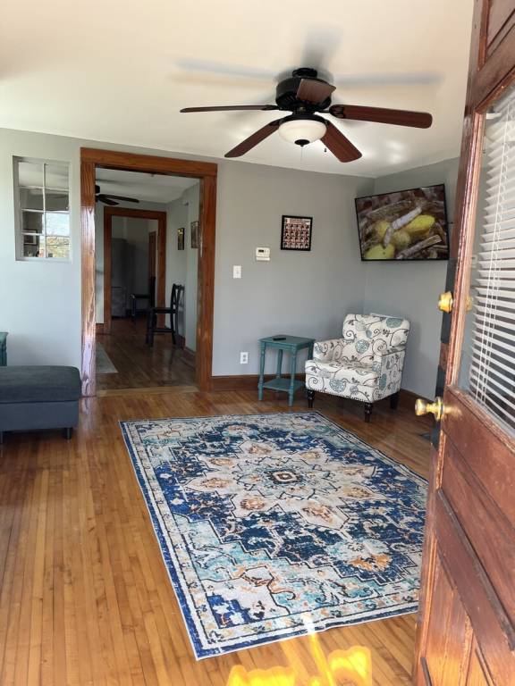 Rental apartment with yard & patio — photo 4