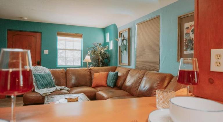 Beautiful vacation home with jacuzzi | Pets are welcome — photo 4