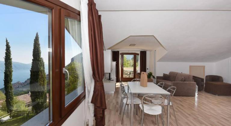 Rental apartment with yard & terrace — photo 3