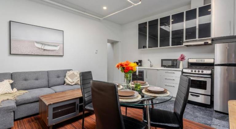 Spacious 1BDR Mezzanine on Bishop Central MTL in Montréal, QC