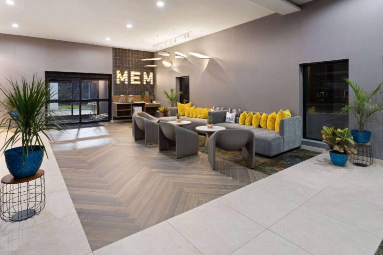 La Quinta Inn & Suites by Wyndham Memphis I-240 — photo 2