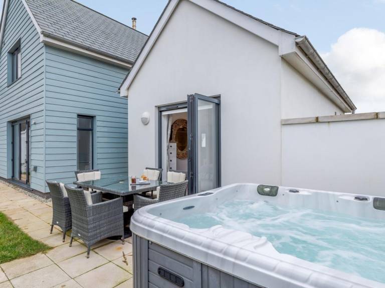Cottage with yard & hot tub in Bideford