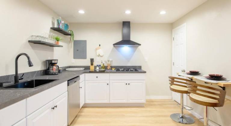 Entire Modern Cozy 2BR Apt mins SU LeMoyne DT — photo 2