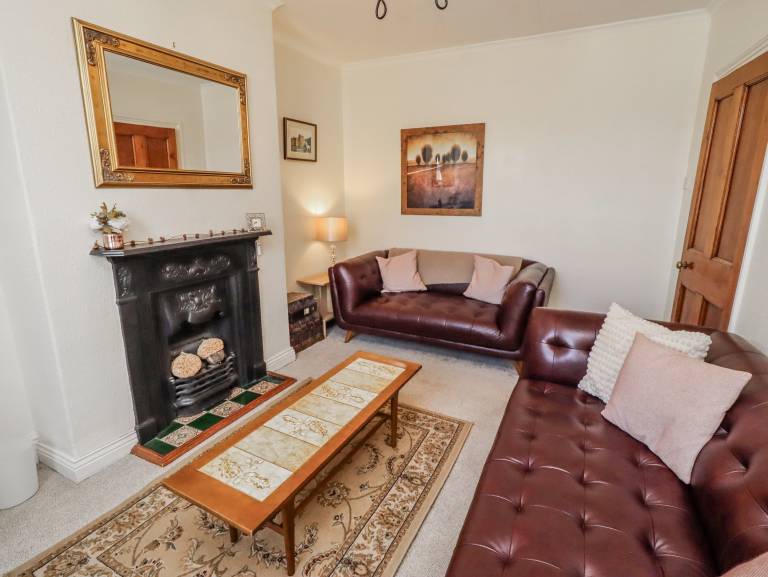 Cottage with garden — photo 2