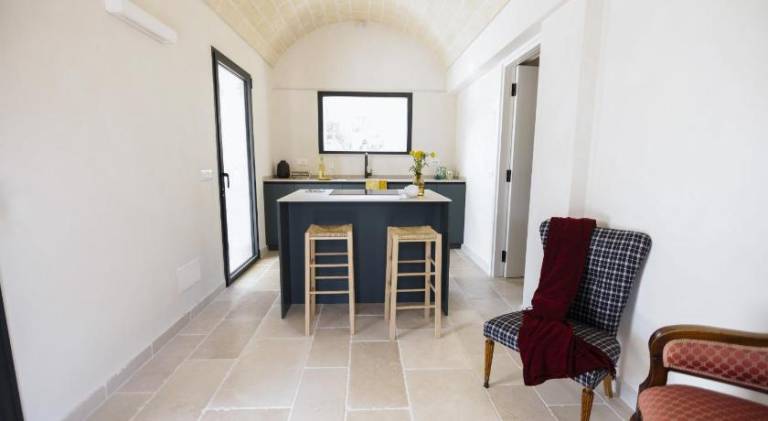 House with grill, private pool & yard in Ostuni
