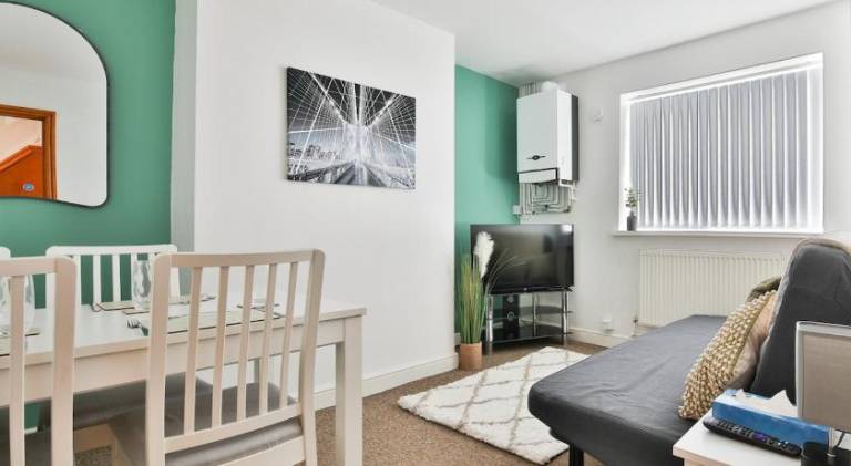 Vacation home with 3 rooms for 6 persons in Swansea
