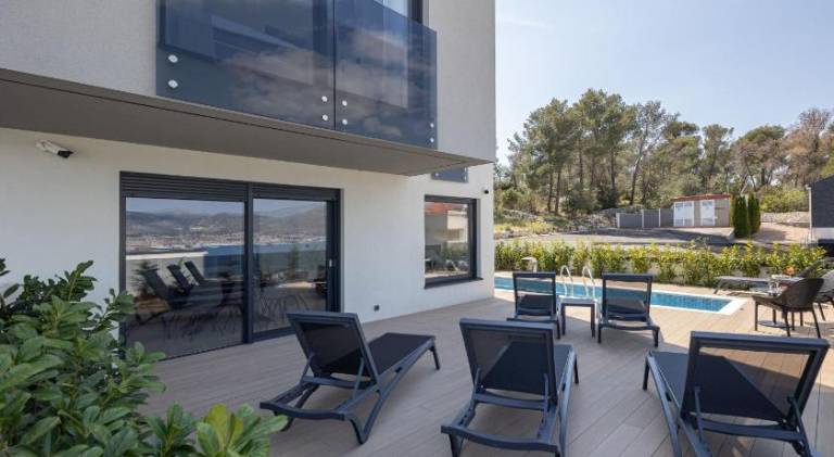 Villa with patio, private pool & grill | Good for workation — photo 4