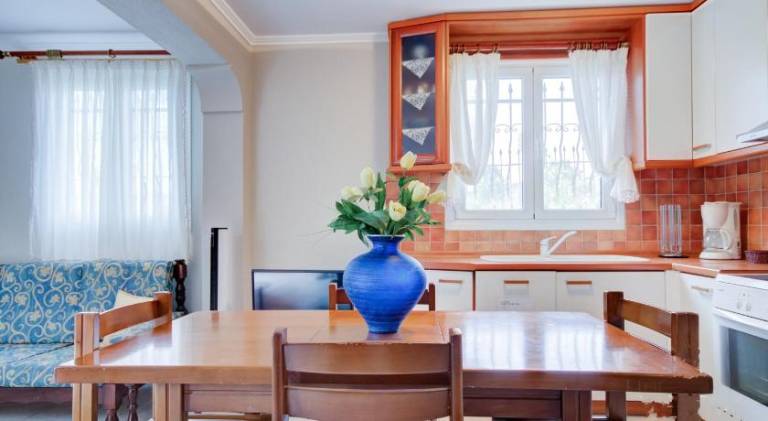 Fully equipped charming villa with grill, patio & yard | Next to the beach | Pets are welcome — photo 4