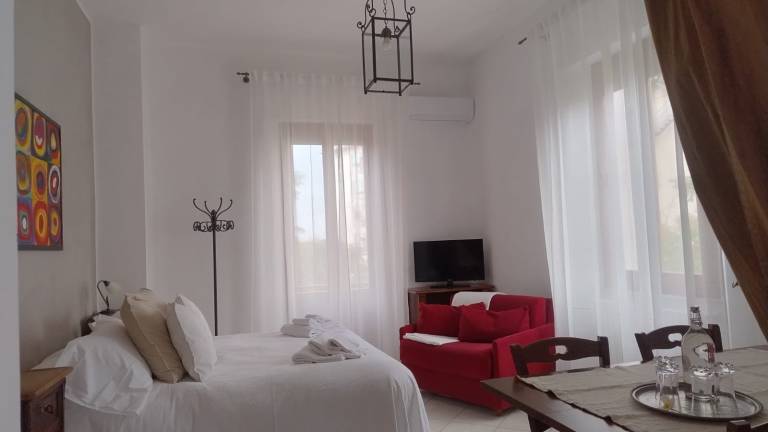 Family-friendly pleasant villa with private pool, barbeque & garden | City view | Pet-friendly — photo 3