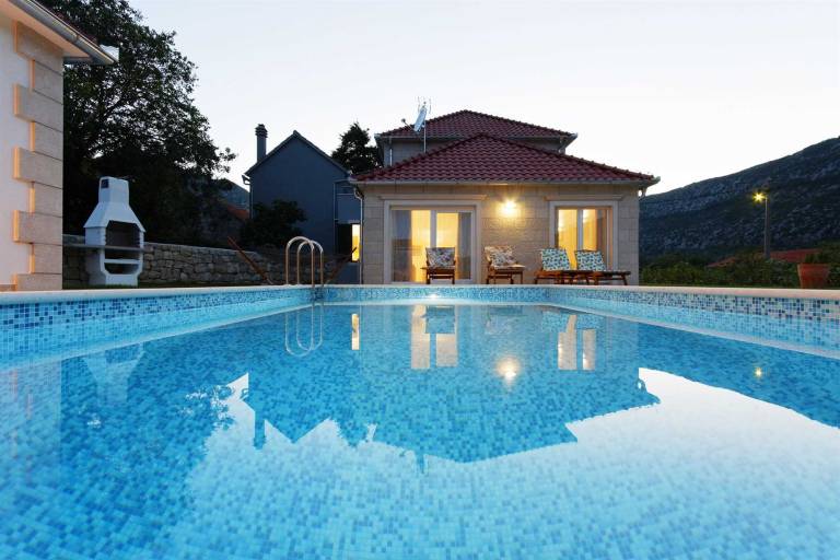 Charming serene 3-BR pet-friendly Villa for 6 with heated pool — photo 5
