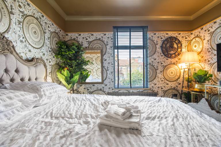 Luxury Versace 1 Bed, Hot Tub, Pool Table, Sky Tv — photo 4