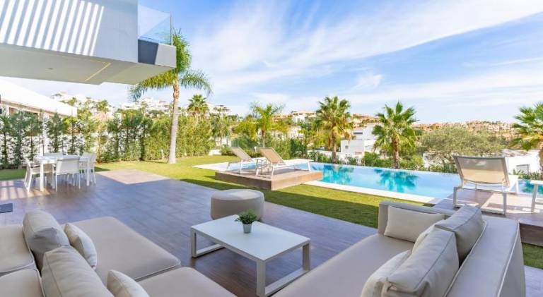 Villa with pool — photo 4