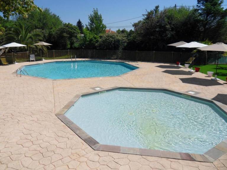 Mobile home with pool & terrace in Bayonne