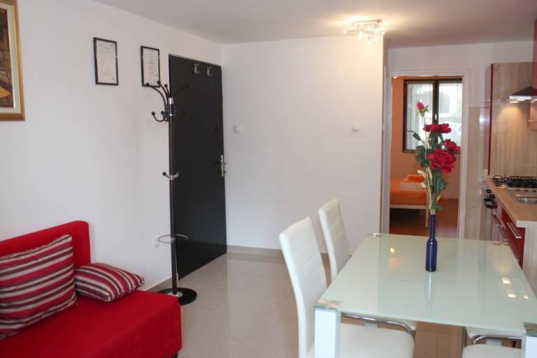 Rental apartment with yard, terrace & barbeque — photo 5