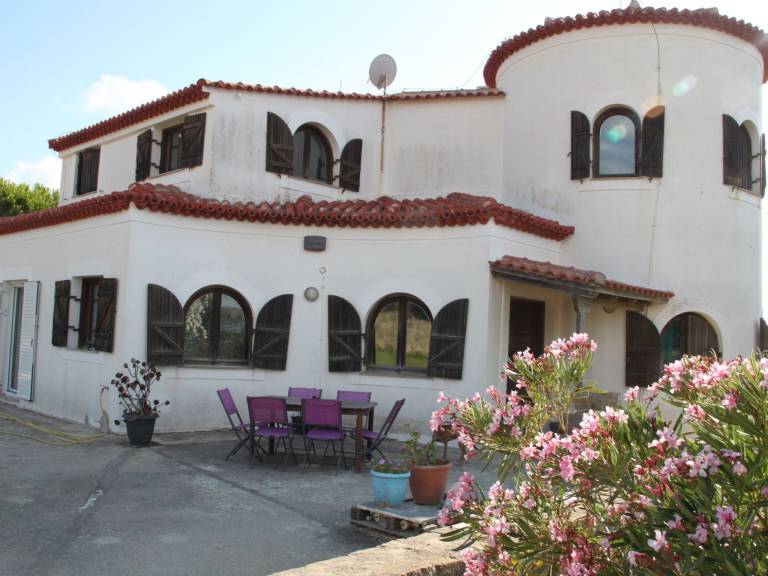 Fully equipped beautiful vacation home with terrace, pool & yard | Pets allowed — photo 4