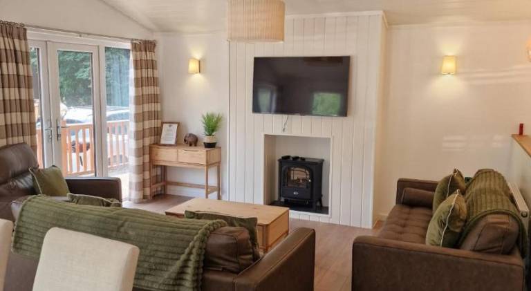 Lodge with hot tub, pool & sauna — photo 2