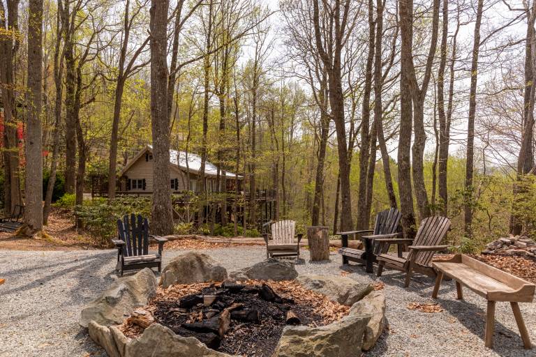 Child-friendly lovely vacation home with BBQ & patio | Mountain view | Pet-friendly — photo 2
