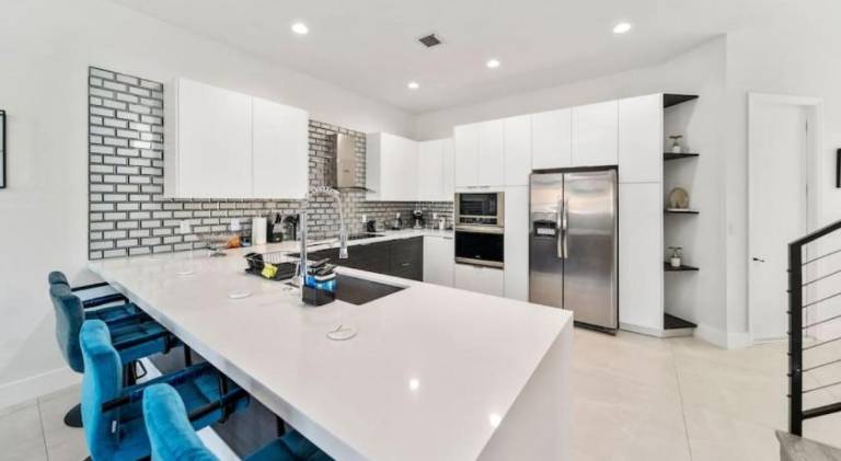 House with 4 rooms for 12 persons in Dania Beach, FL