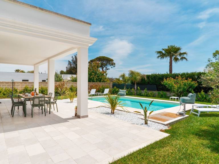 Vacation home with BBQ, yard & terrace — photo 4