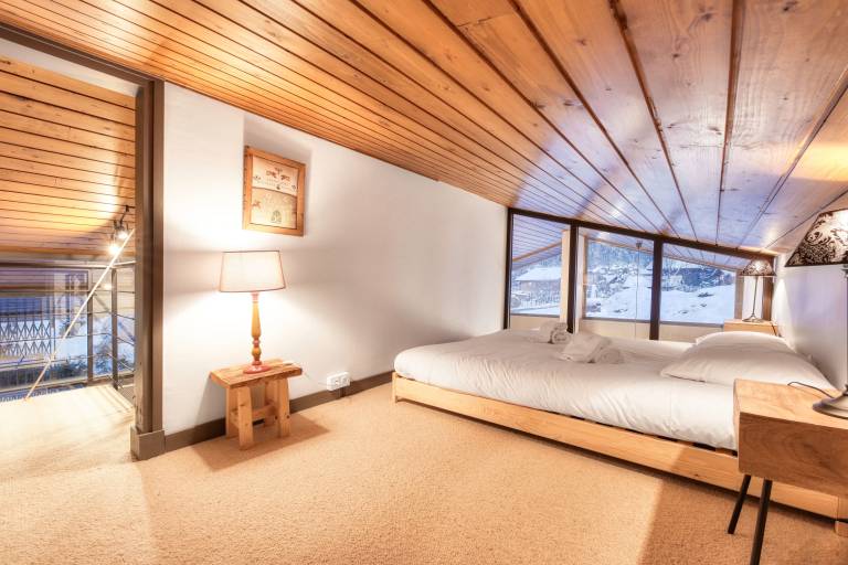 Chalet with terrace & yard | Mountain view — photo 4