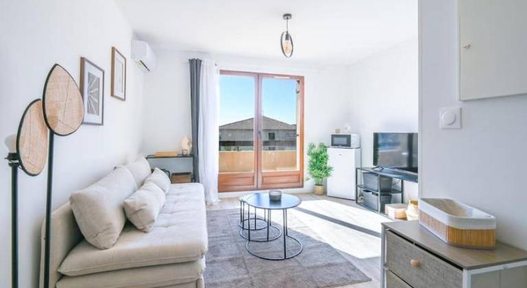 Holiday apartment with private pool & yard in Sanary-sur-Mer