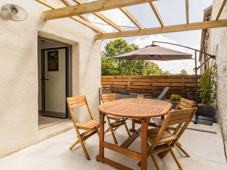 Charming Renovated Farmhouse with EV Charger, Terrace, and Private Parking Near Nantes — photo 2