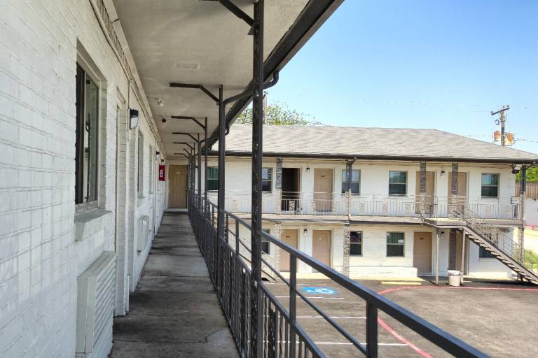 Exclusivo Inn by OYO Grand Prairie, TX — photo 3