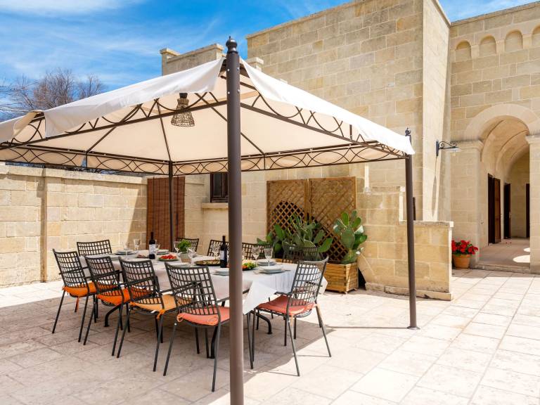 Vacation home with barbecue, yard & private pool — photo 2