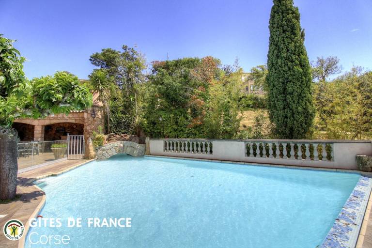 Gite with barbeque, yard & pool — photo 2
