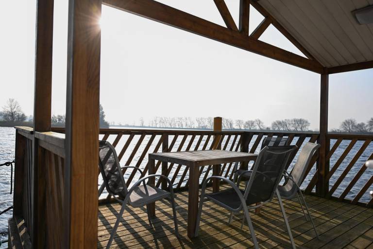 Hausboot 1 an der Eider – Dein schwimmendes Mini-Ferienhaus mit Flussblick — photo 5