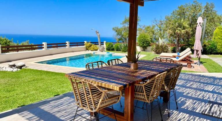 Villa with yard, barbeque & private pool in Lefkada